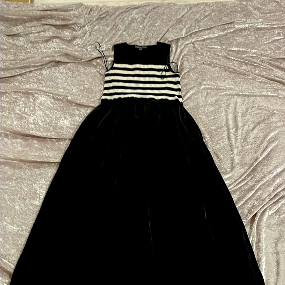 Black and White Sleeveless Crew Neck Formal Dress